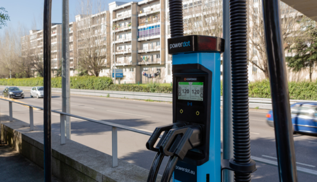 Koncepcja “Destination Charging”: Jak właściciele pojazdów elektrycznych i przedsiębiorcy mogą skorzystać z tego rozwiązania