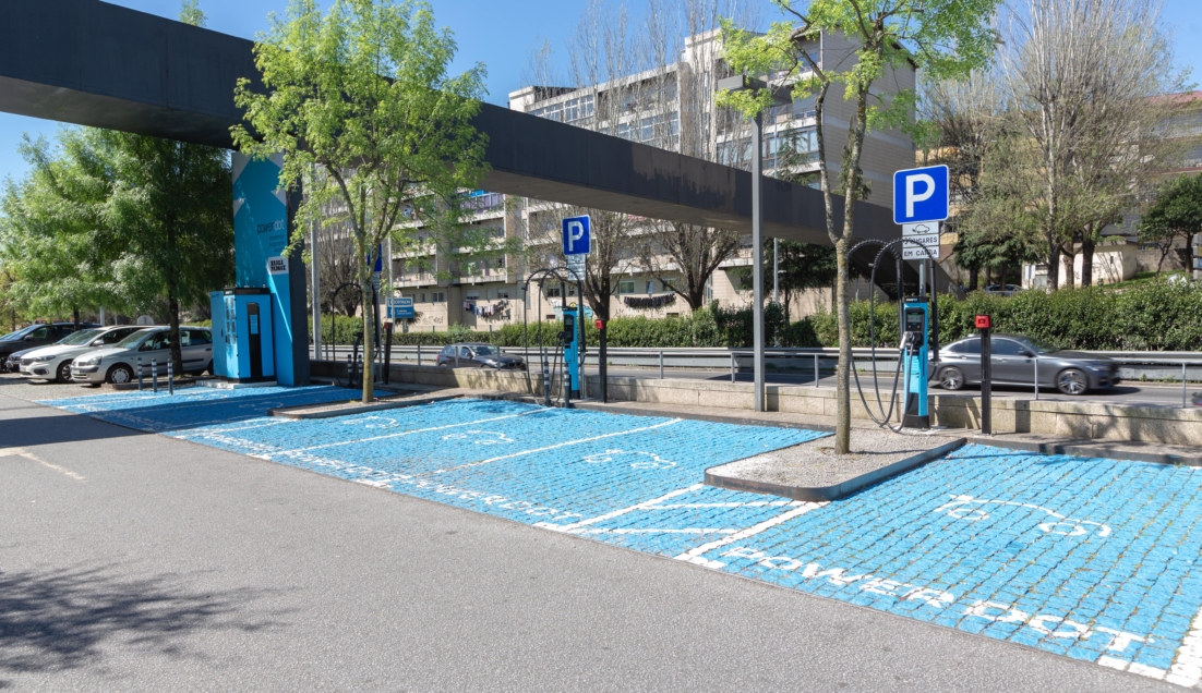 Saiba como o carregamento no destino beneficia os proprietários e empresas de VE e como a Powerdot pode apoiar o crescimento das infraestruturas de carregamento.